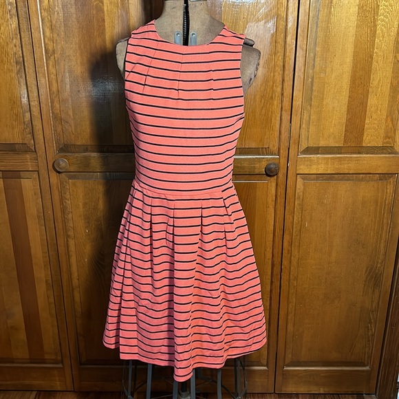 Flattering coral black striped dress with hidden pockets - Picture 2 of 9